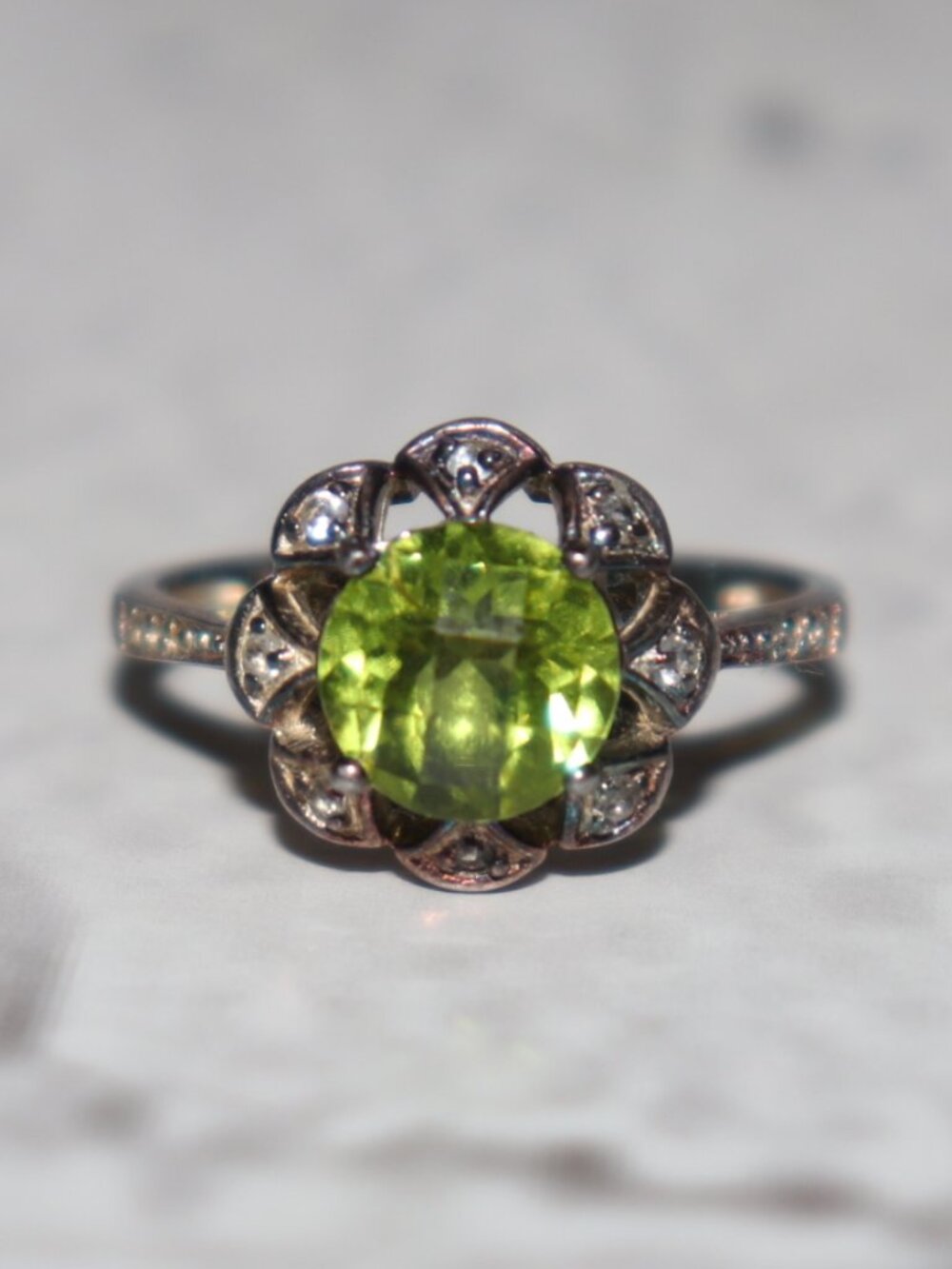 💚✨ .925 Sterling Silver Green Gemstone Floral Ring · Size 8 Round green center